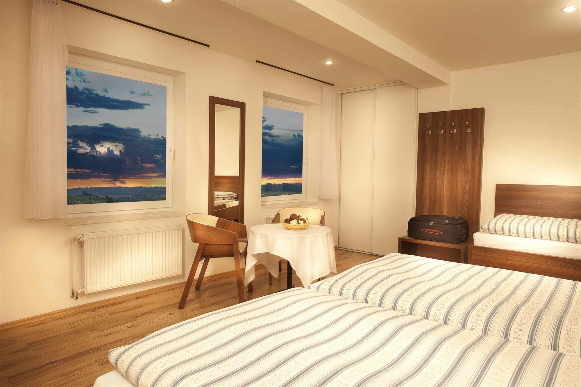 เพนชั่น พริมัส Hotel แบโรน ภายนอก รูปภาพ