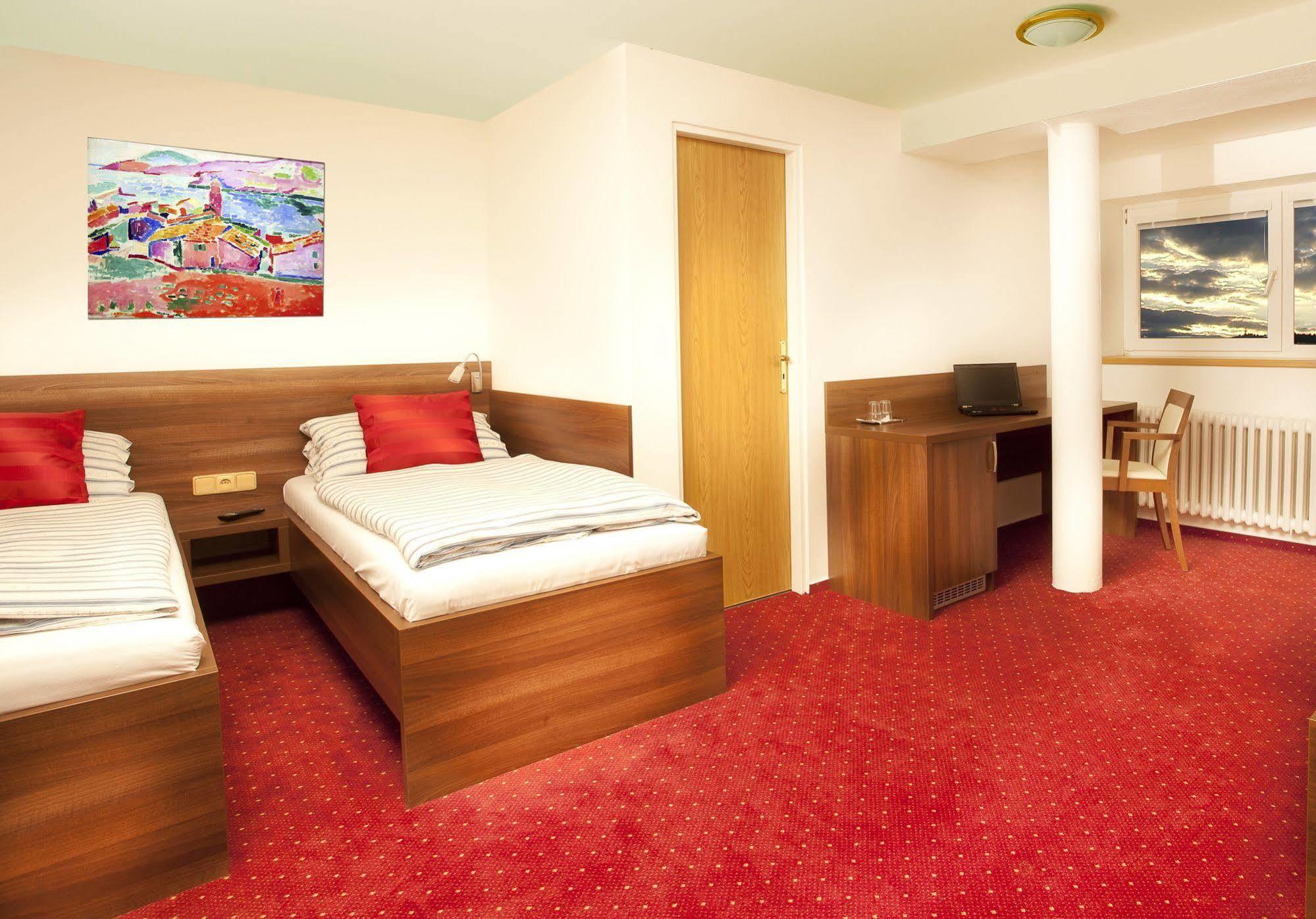 เพนชั่น พริมัส Hotel แบโรน ภายนอก รูปภาพ