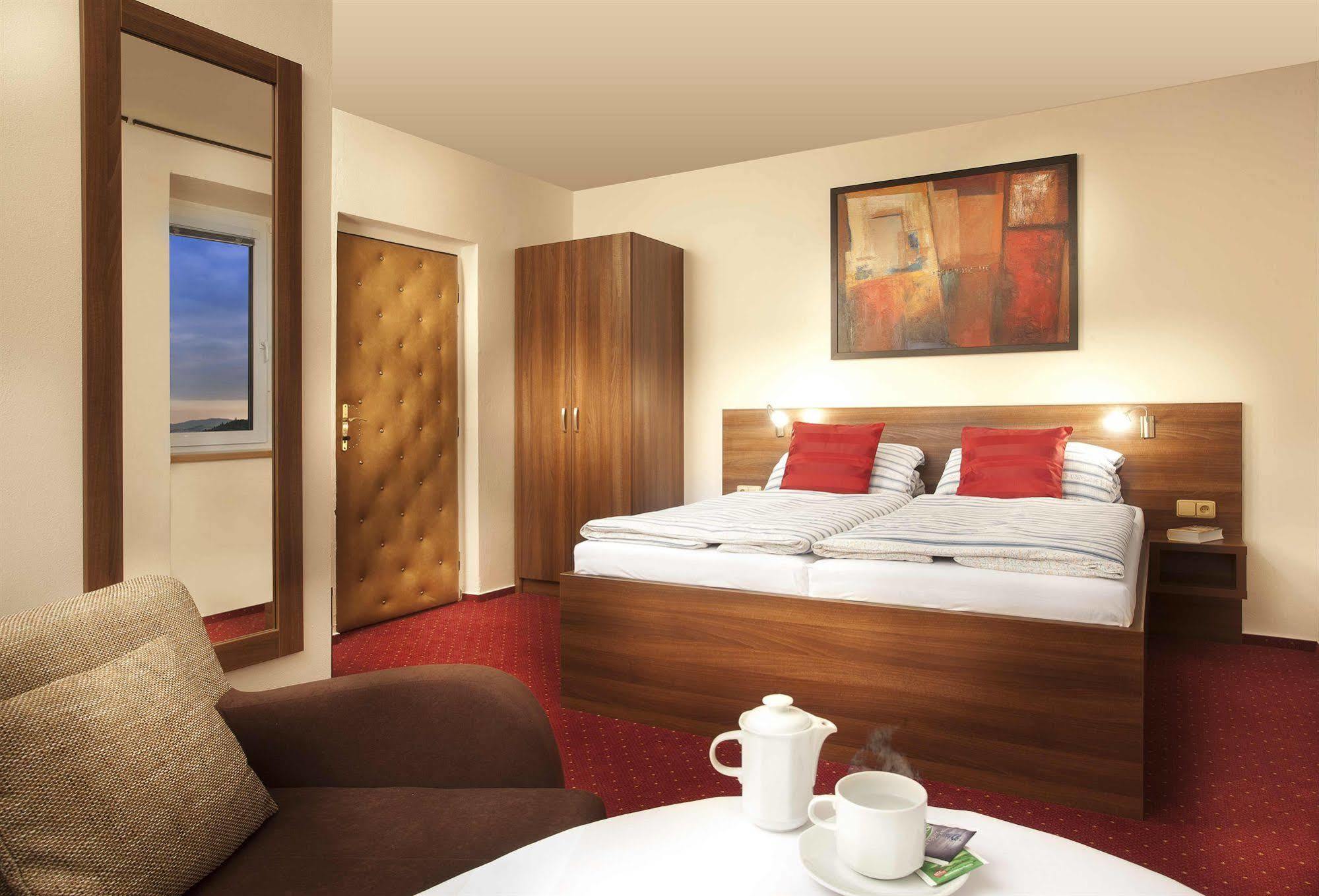 เพนชั่น พริมัส Hotel แบโรน ภายนอก รูปภาพ