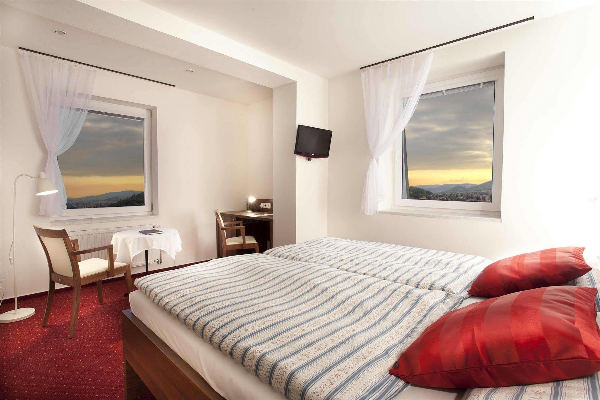 เพนชั่น พริมัส Hotel แบโรน ภายนอก รูปภาพ