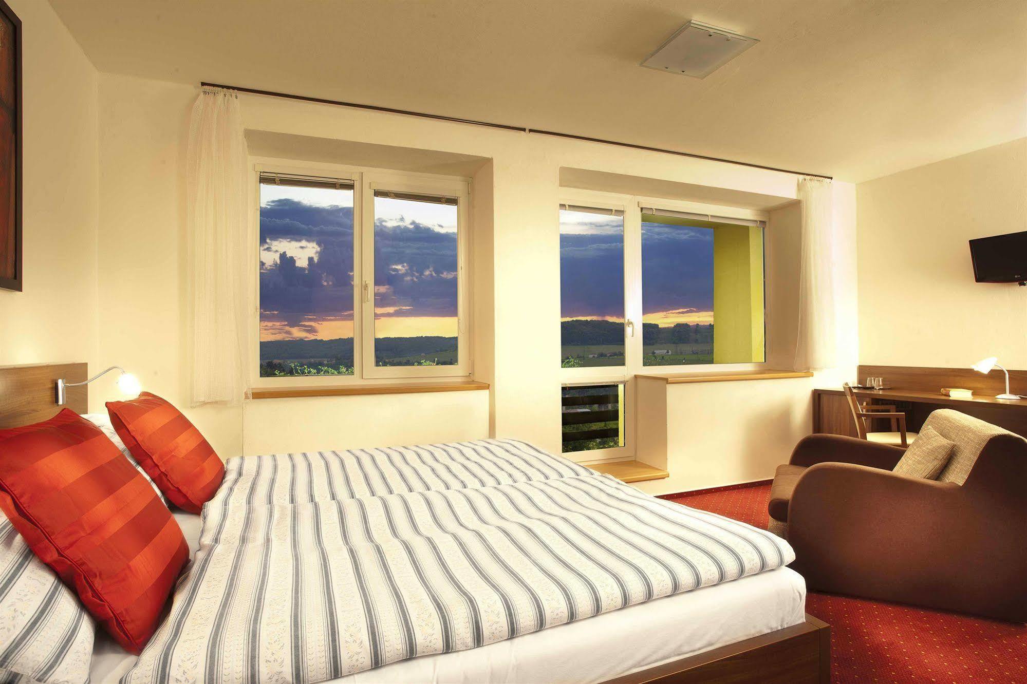 เพนชั่น พริมัส Hotel แบโรน ภายนอก รูปภาพ
