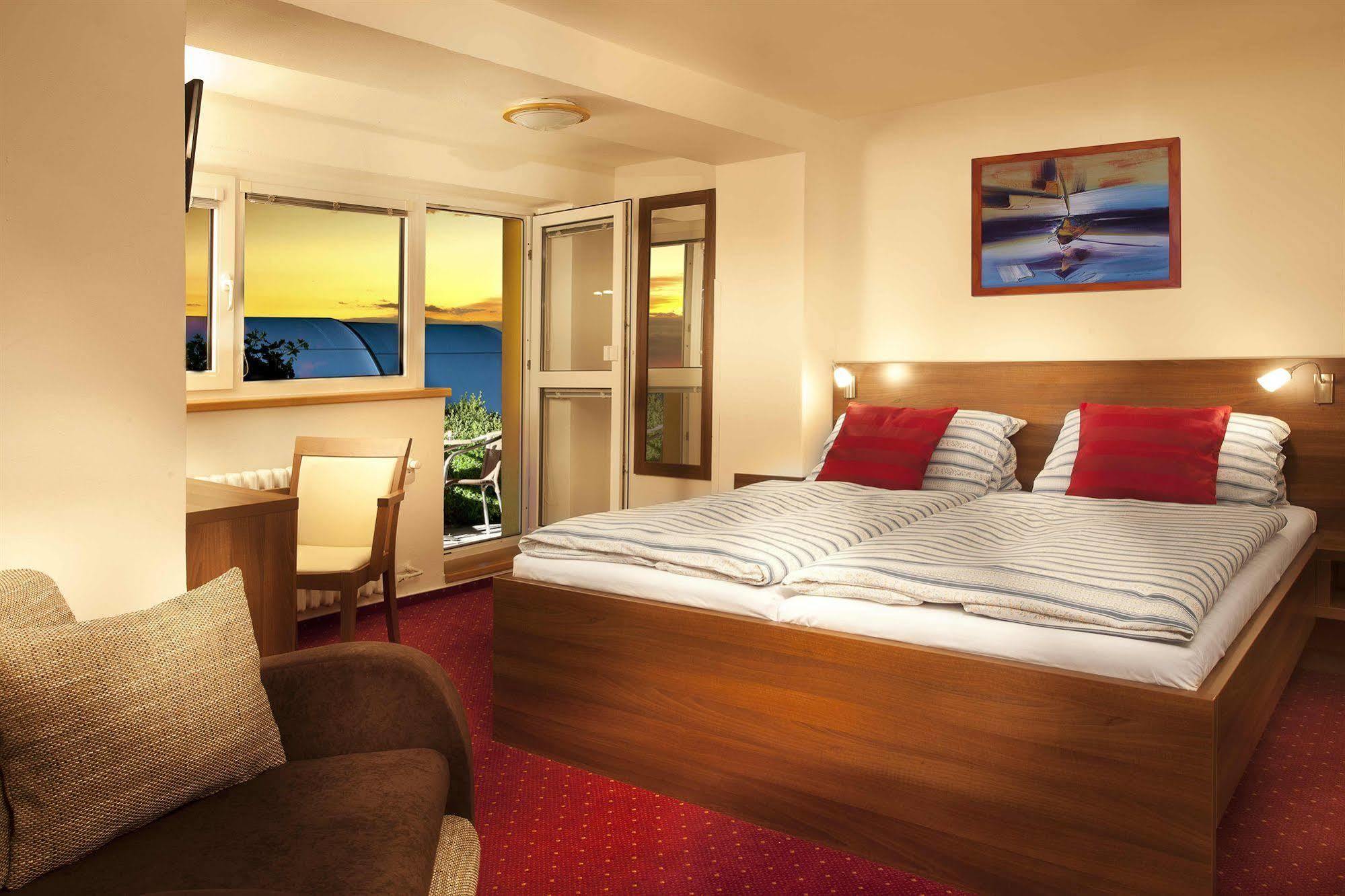 เพนชั่น พริมัส Hotel แบโรน ภายนอก รูปภาพ